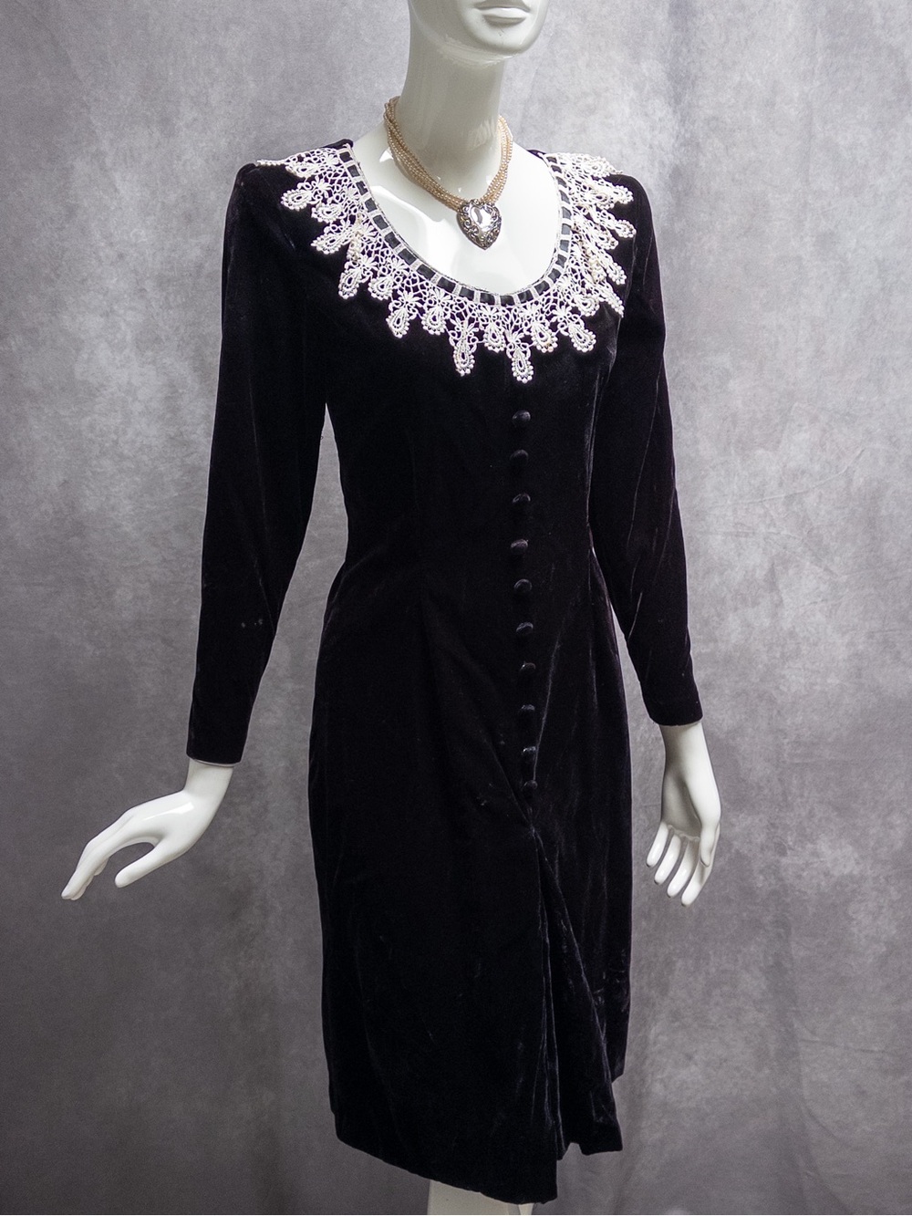 Vintage 70s Black Velvet Dress with White‎ Lace Collar, Size M